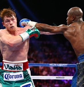 13 anni fa Floyd Mayweather superò ai punti Canelo Alvarez per il mondiale dei medi jr