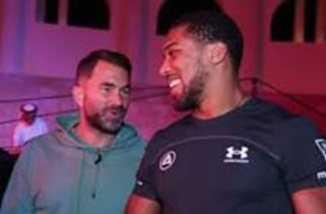 Eddie Hearn accetta che a Cardiff la sfida Joshua vs Fury parta all'una di notte