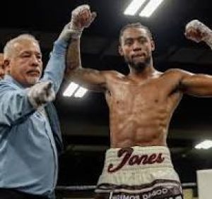 L'emergente superwelter della Florida Omari Jones in azione ad Orlando contro Sanchez venerdì