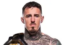 Il campione dei pesi massimi  UFC Tom Aspinall  firma  con Eddie Hearn.