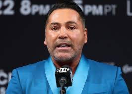 DE LA Hoya al microfono 23