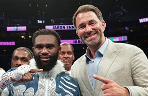  Un Hearn preoccupato  chiede a Jaron Ennis di esprimersi al meglio  sabato contro  Stanionis 