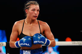  Stephanie Han  batte per la seconda volta Holly Holm in un duello  serrato.