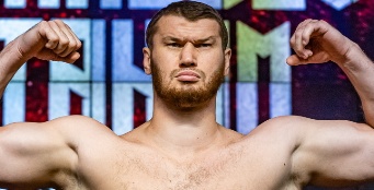Il gigante russo Makhmudov in vista del match con Fury si allena contro gli orsi 