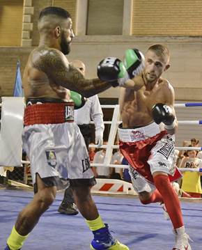 A Montevideo vince l'emergente superwelter "El Mago" Noria per ko . Video