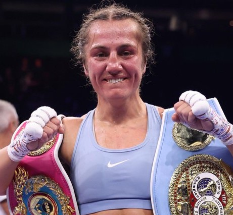 La pluricampionessa mondiale  dei supergallo Ellie Scotney salirà nei pesi piuma