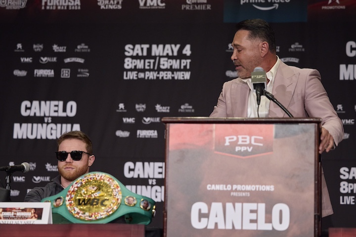Il duello verbale a Las Vegas tra  De La Hoya e Canelo Alvarez  e stato pesante