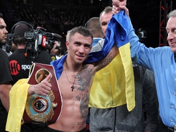 Lomachenko alza la mano per RussellJr