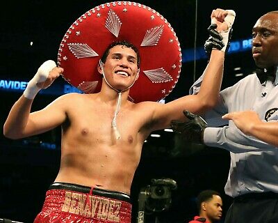 Benavidez Dav con sombrero