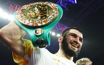 Beterbiev sorridente