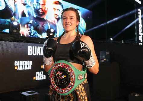 L'ex regina dei s.leggeri Chantelle Cameron ha firmato per Frank Warren mollando Matchroom