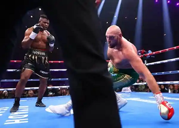 FURY Tyson al tappeto a Riyad DUE