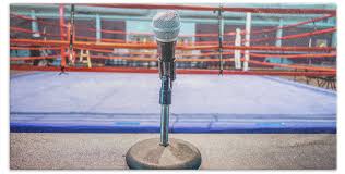Quando lo speaker di boxe sbaglia a leggere il verdetto e viene crocifisso!