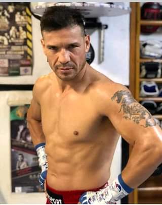 Martinez Segio mani ai fianchi