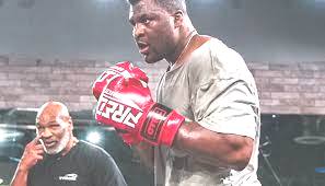 Ngannou con Tyson dietro
