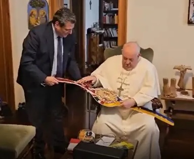 Sulaiman presenta al Papa Cintura
