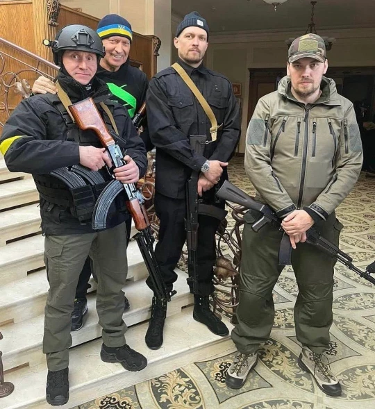 USYK con il mitra