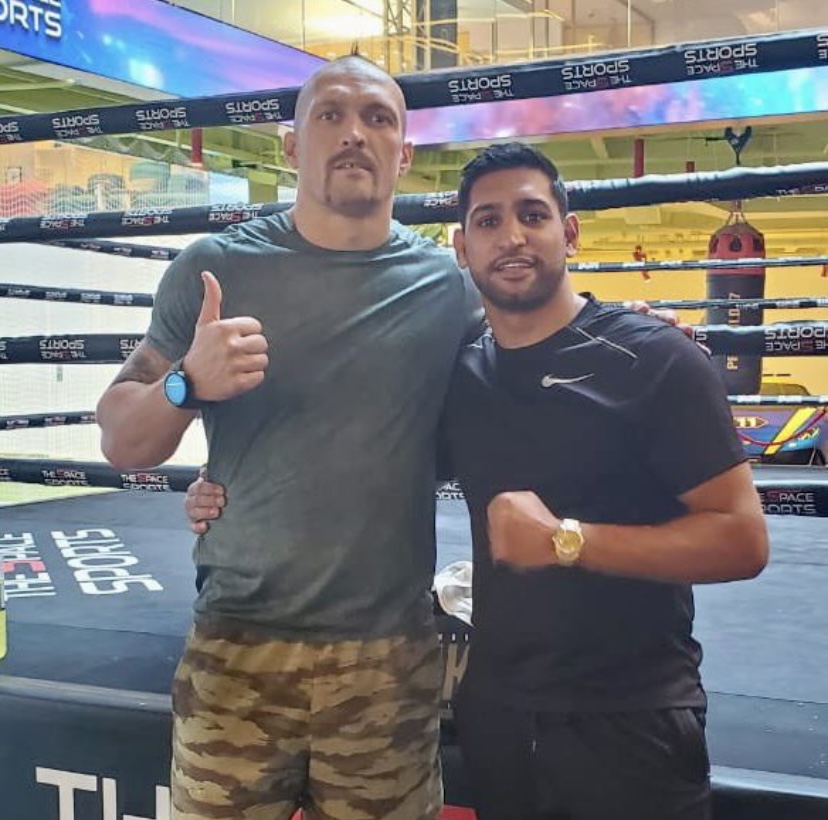 Usyk con Khan a Jeddah