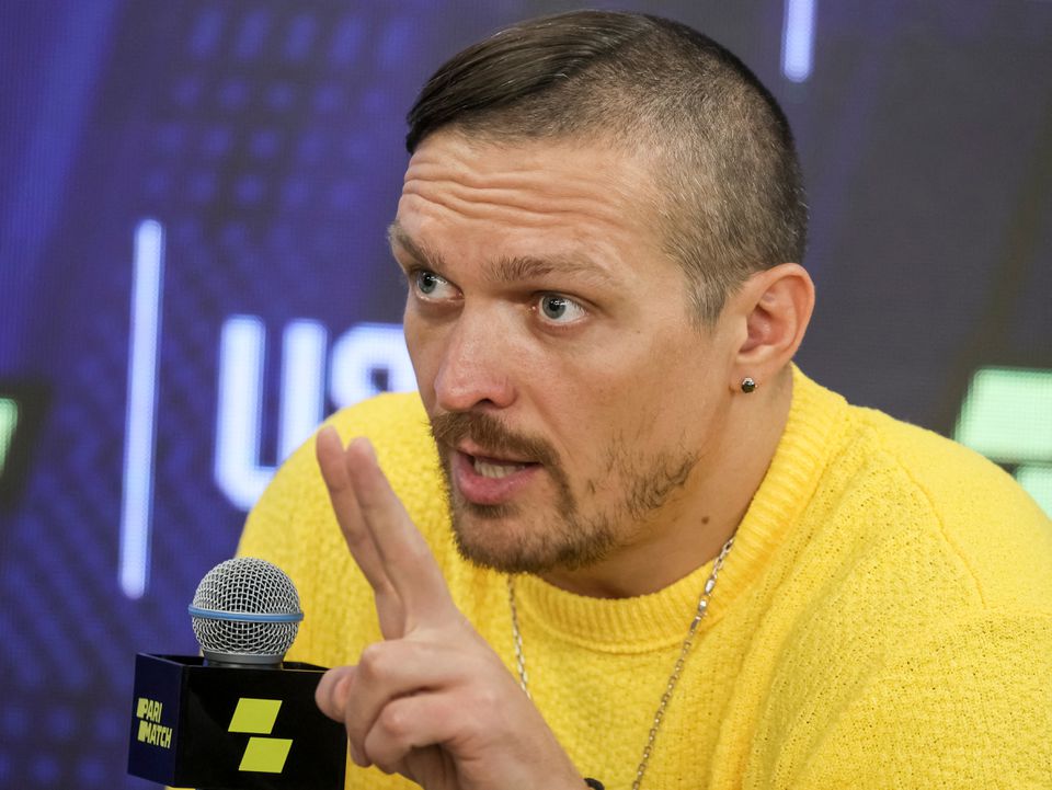 Usyk in giallo microfono